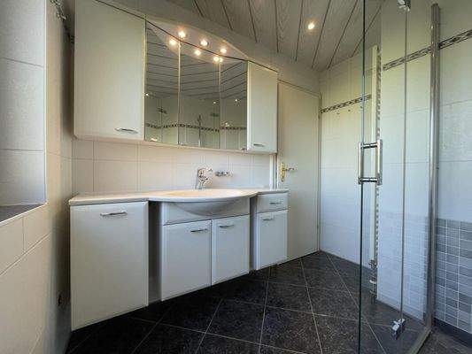 ... mit Einbaumöbeln