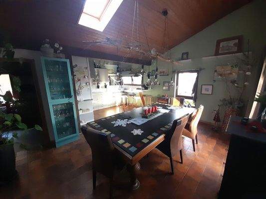 Essbereich mit Einbauküche