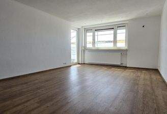 Wohnzimmer mit Zugang zum Balkon
