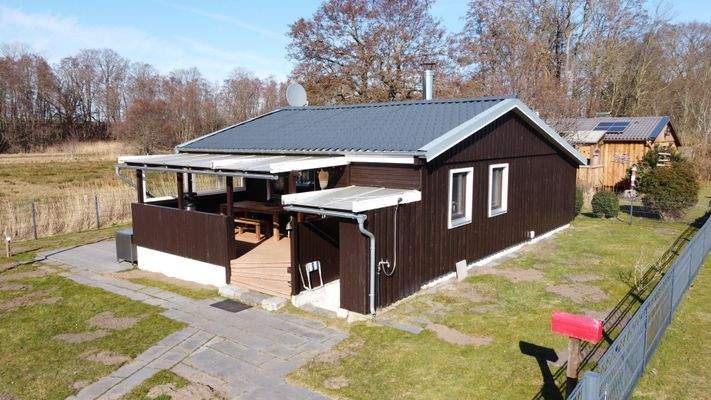 Blick auf überdachte Terrasse mit Eingangsbereich