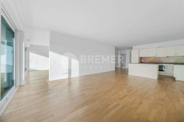 Wohnzimmer mit offener Küche