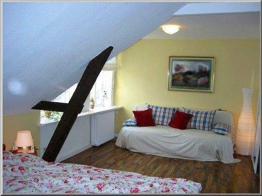 Blick in eines der beiden Schlafzimmer im DG