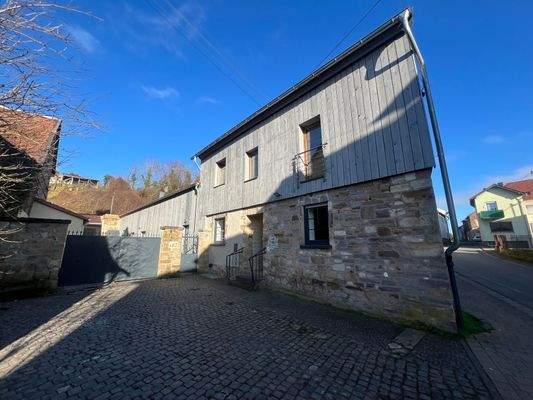 Vorderhaus und Einfahrt