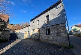 Vorderhaus und Einfahrt