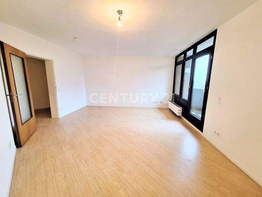 Wohnzimmer mit Zugang zum Balkon