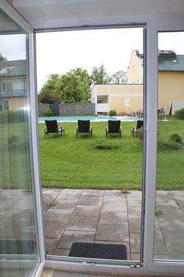 Blick von der Terrasse zum Pool und zum Gutshof 