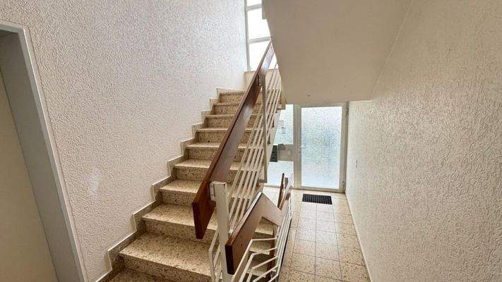 Blick zum Eingangsbereich im Treppenhaus