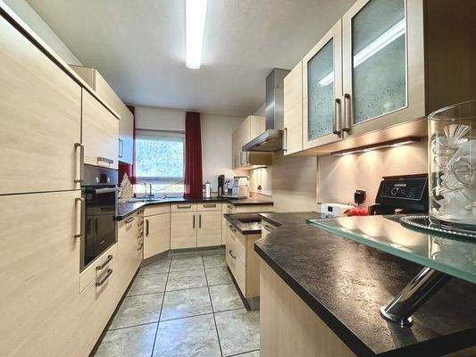 Küche mit viel Stauraum im EG