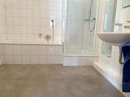Bad mit Wanne + Dusche.
