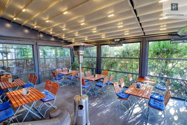 Terrasse mit Dachjalousie