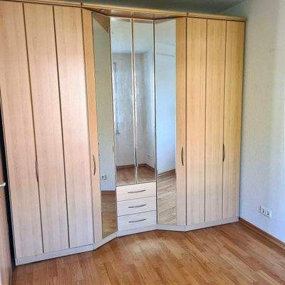 Großer Schrank im Schlafzimmer (ist übernehmbar)