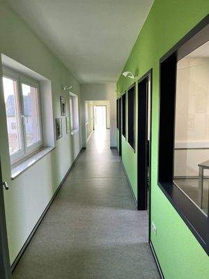 heller lichtdurchfluteter Flur OG