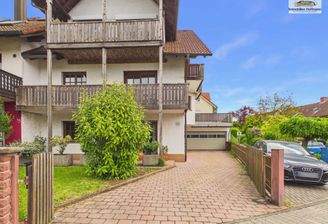 Großzügiges Zweifamilienhaus mit zwei Maisonettewohnungen, Doppelgarage und Dachterrasse in Hösbach