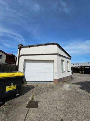 Außenfassade + Rolltor