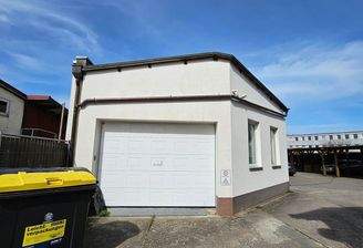 Außenfassade + Rolltor