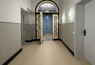 Etagenflur mit Fahrstuhl / Blick z. Treppenaufgang