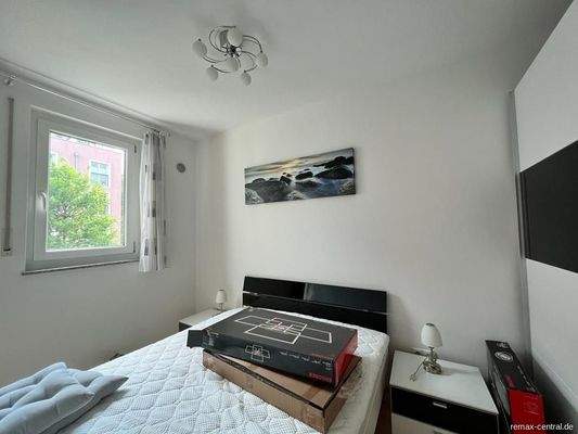 Schlafbereich hinter Wohnwand