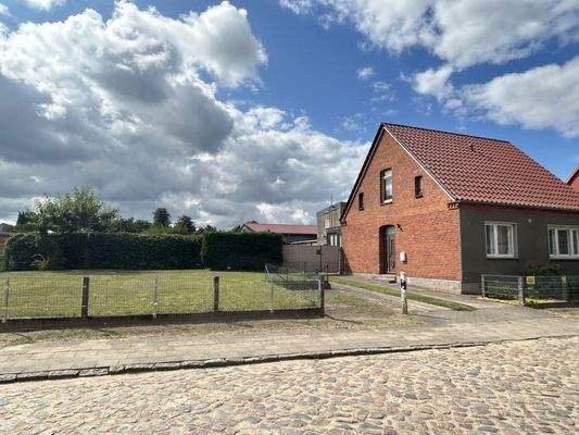 Straßenansicht mit Freifläche