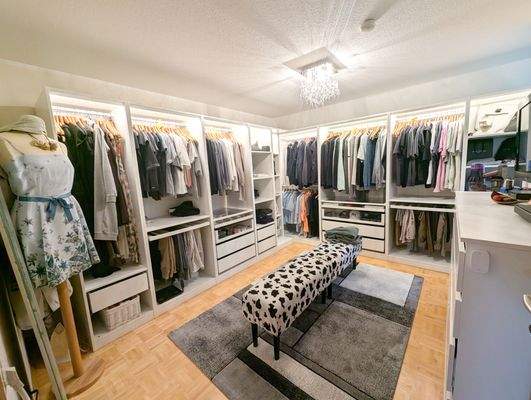 Wohnung DG Ankleide.jpg