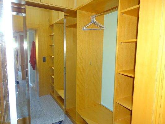 20 Begehbarer Kleiderschrank