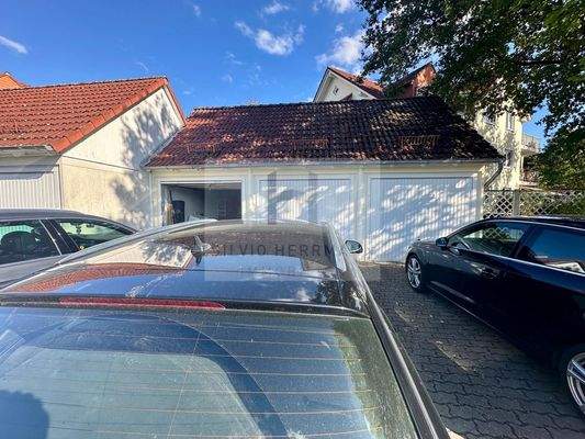 Garage und Stellplatz