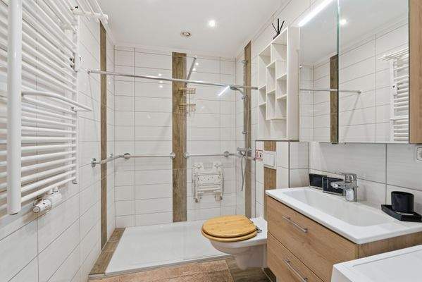 Modernes Bad mit ebenerdiger Dusche