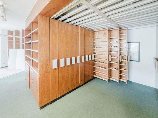 Verkaufsraum Apothekerschränke