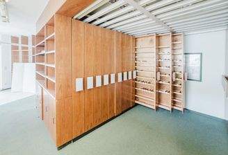 Verkaufsraum Apothekerschränke