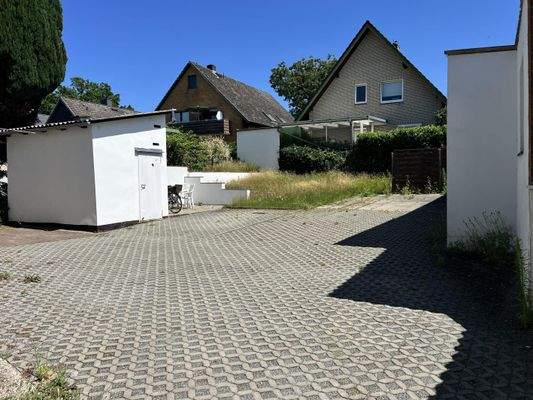 Parkplätze hinter dem Gebäude