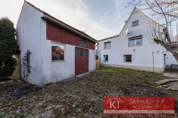 Wohnhaus seitlich und Massiver Schuppen