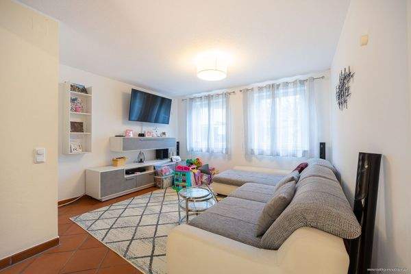 Erdgeschosseinheit: geräumiges Wohnzimmer