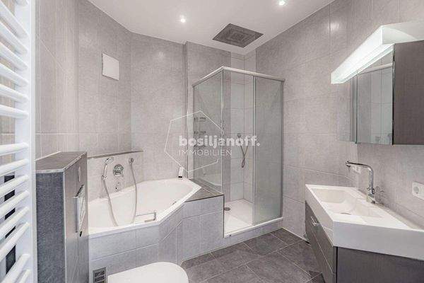 Modernes Badezimmer mit Wanne + Dusche