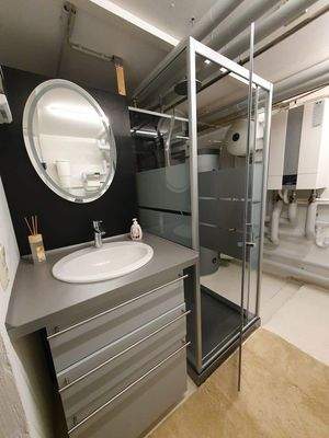 Dusche und Waschtisch