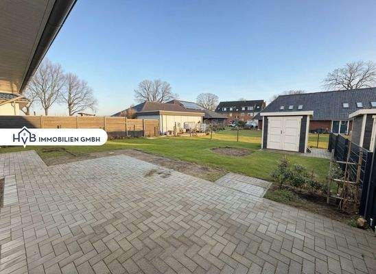 Blick von der Terrasse in den Garten