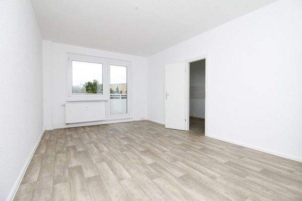 Wohnzimmer mit Balkon