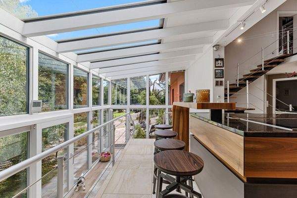 Küche mit Blick in den Wintergarten