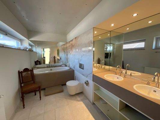 Zweites Badezimmer mit Badewanne Hinterhaus