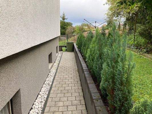 Seitenansicht ums Gebäude