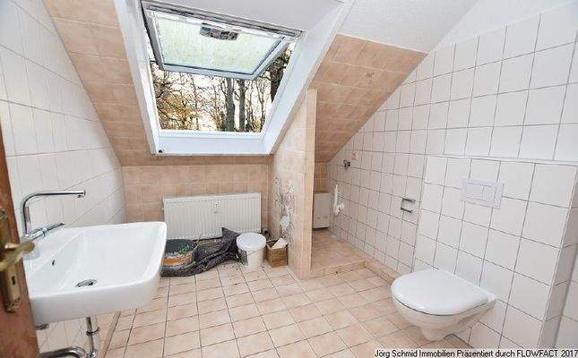 Teilmodernisiertes Badezimmer