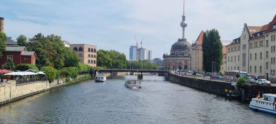 Aus der Haustüre, direkt an der Spree.jpg