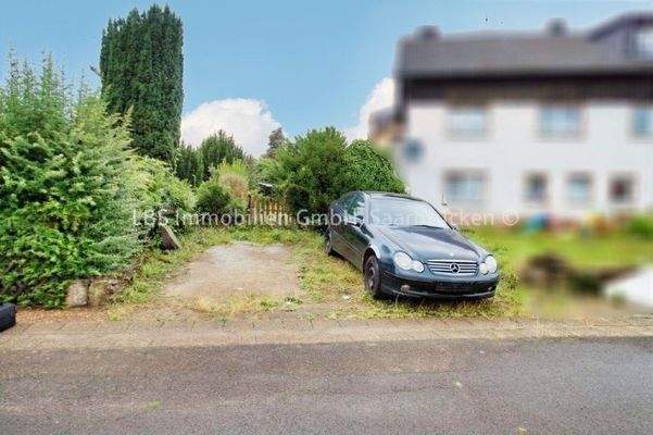 2 Stellplätze gegenüber