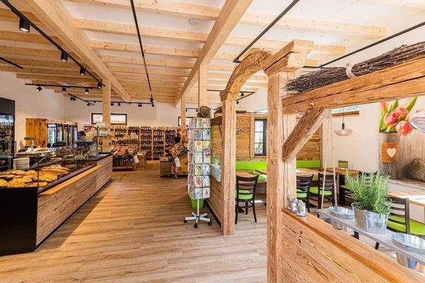 Eingangsbereich mit Tresen + Café