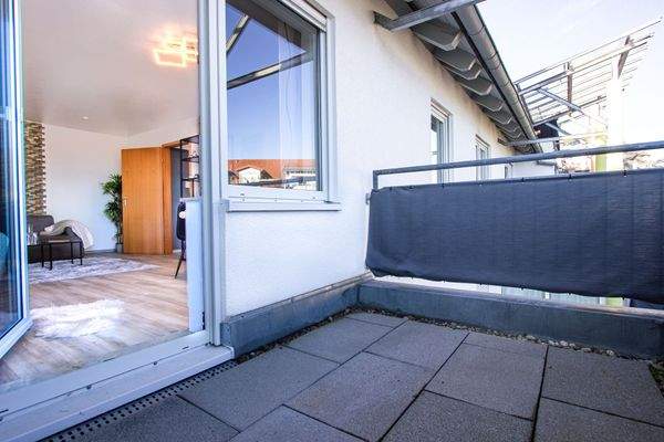 Schöner überdachter Ostbalkon