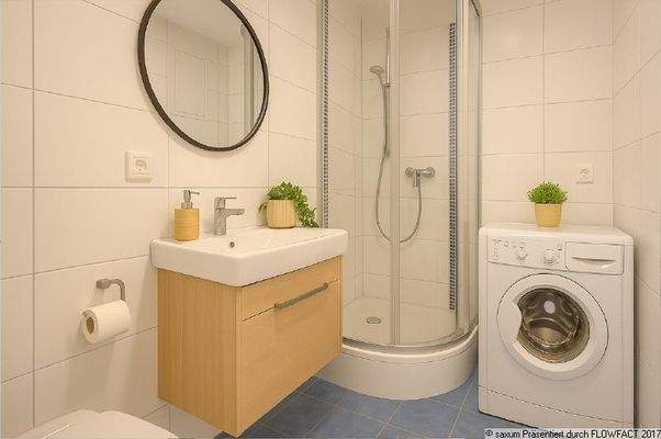 Bad mit Dusche-Einrichtungsbeispiel