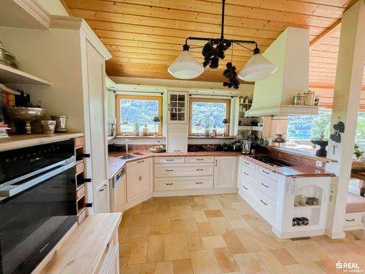 Landhausküche mit Seeblick