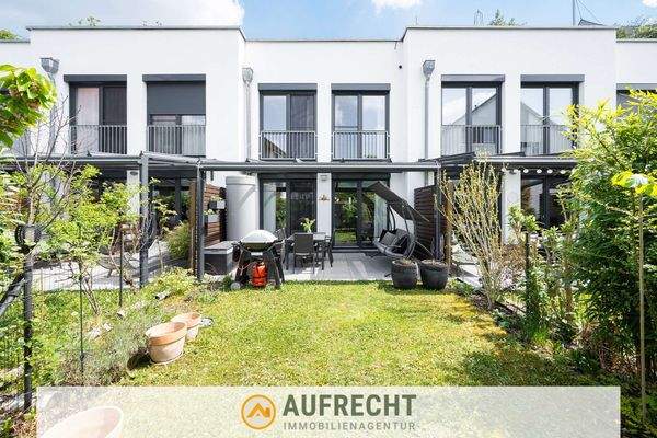 sonnige Terrasse und Garten