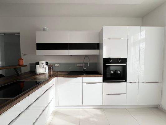 Hochwertige und moderne Einbauküche mit Elektrogeräten 