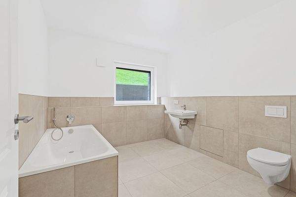 Wannenbad im Souterrain mit Tageslicht