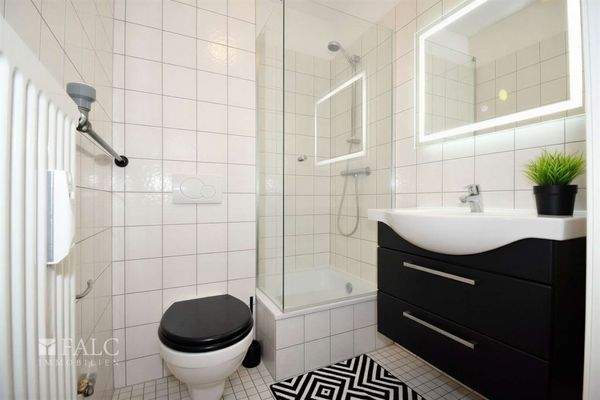  Seperates WC mit Dusche - (KI generiert)