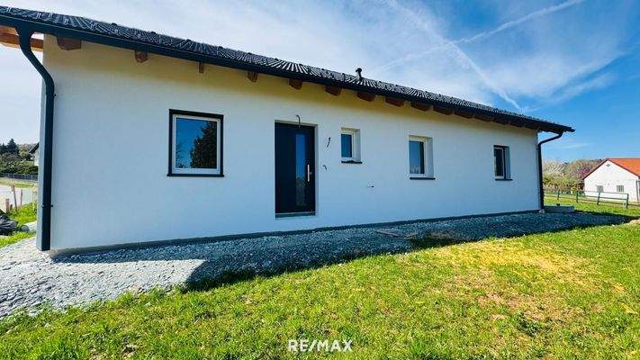 Eingangsbereich mit Platz für Carport